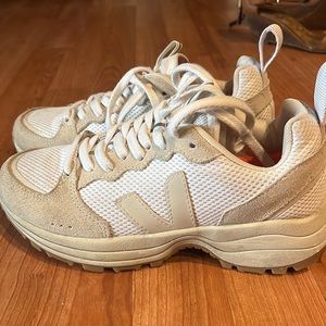 Veja Venturi Sneaker - size 6 with box